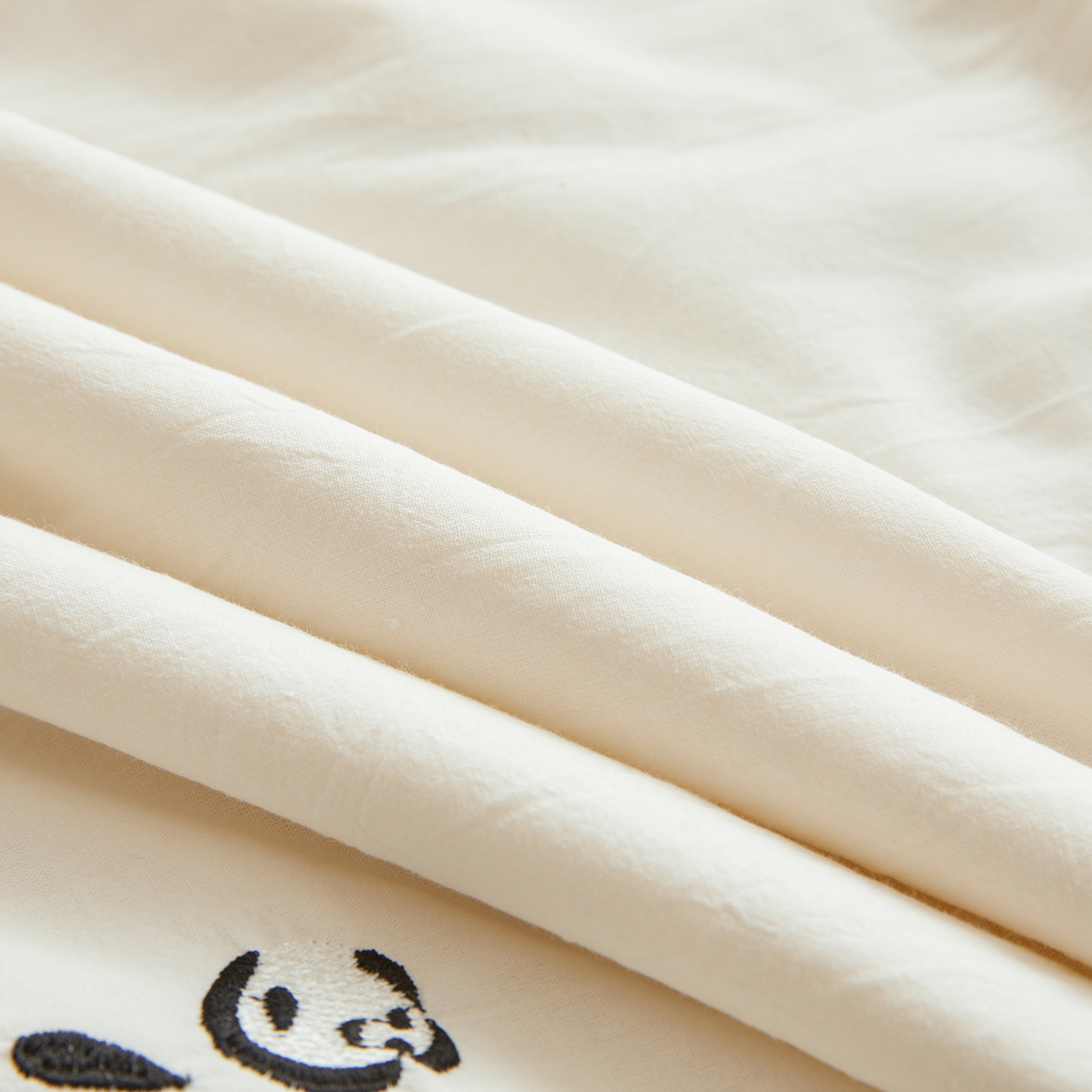 91家纺网 家纺一手货源 找家纺 仁凯家纺 2026新款A类100%棉花刺绣款手包边夏被夏凉被空调被 小熊猫 奶白