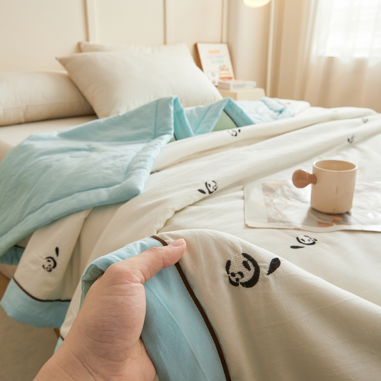 91家纺网 家纺一手货源 找家纺 仁凯家纺 2026新款A类100%棉花刺绣款手包边夏被夏凉被空调被 小熊猫 奶白拼冰蓝