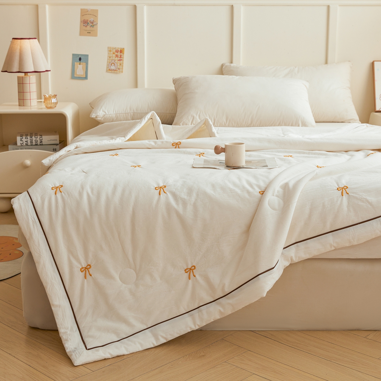 91家纺网 家纺一手货源 找家纺 仁凯家纺 2026新款A类100%棉花刺绣款手包边夏被夏凉被空调被 蝴蝶结 奶白