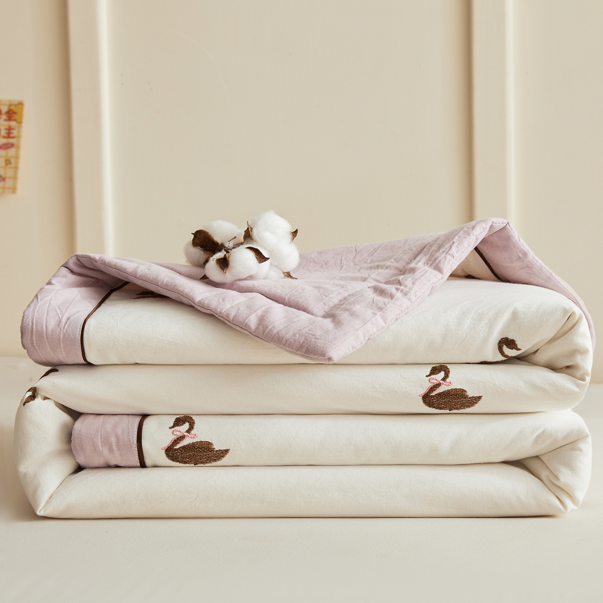 91家纺网 家纺一手货源 找家纺 仁凯家纺 2026新款A类100%棉花刺绣款手包边夏被夏凉被空调被 天鹅 奶白拼雾紫