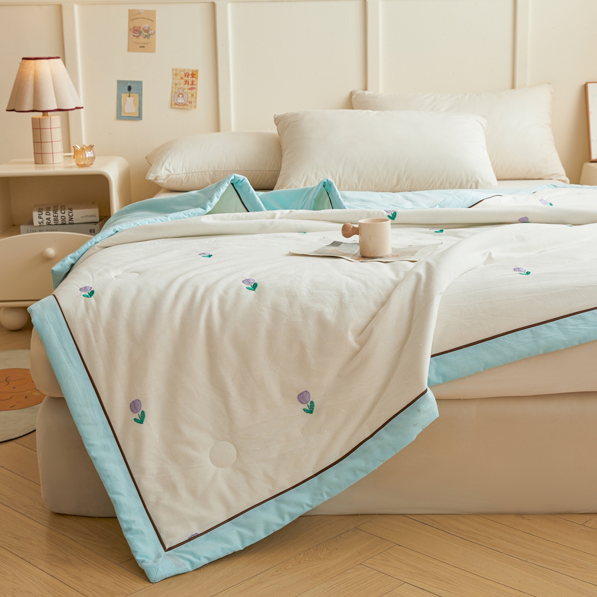 91家纺网 家纺一手货源 找家纺 仁凯家纺 2026新款A类100%棉花刺绣款手包边夏被夏凉被空调被 花朵 奶白拼冰蓝