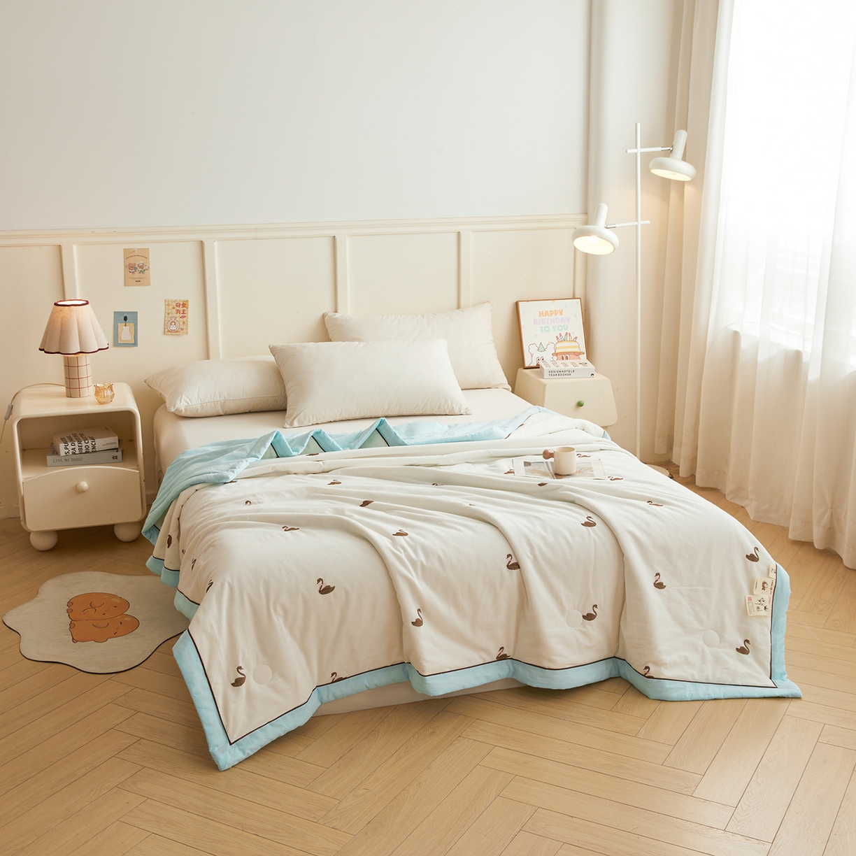 91家纺网 家纺一手货源 找家纺 仁凯家纺 2026新款A类100%棉花刺绣款手包边夏被夏凉被空调被 天鹅 奶白拼冰蓝