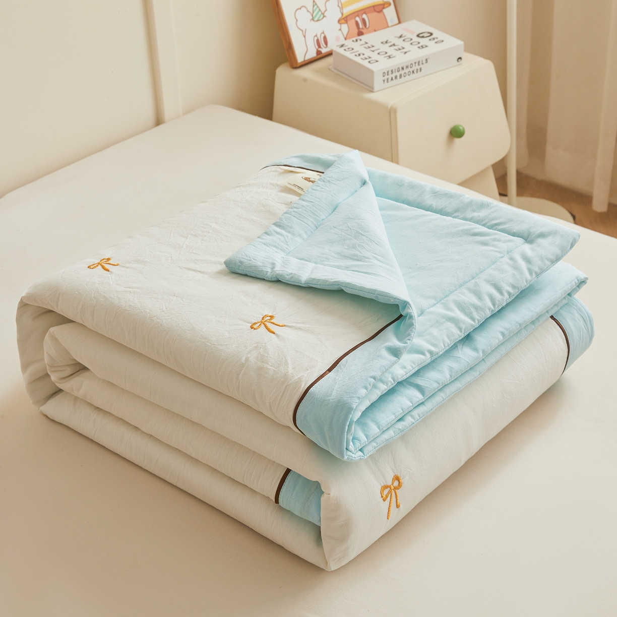 91家纺网 家纺一手货源 找家纺 仁凯家纺 2026新款A类100%棉花刺绣款手包边夏被夏凉被空调被 蝴蝶结 奶白拼冰蓝