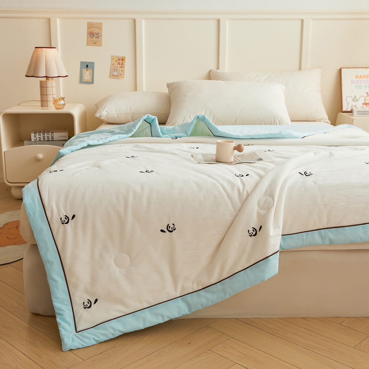 91家纺网 家纺一手货源 找家纺 仁凯家纺 2026新款A类100%棉花刺绣款手包边夏被夏凉被空调被 小熊猫 奶白拼冰蓝