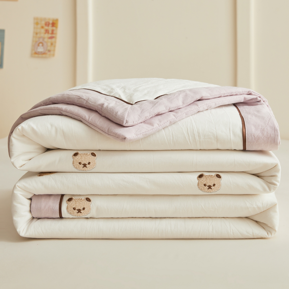 91家纺网 家纺一手货源 找家纺 仁凯家纺 2026新款A类100%棉花刺绣款手包边夏被夏凉被空调被 熊博士 奶白拼雾紫