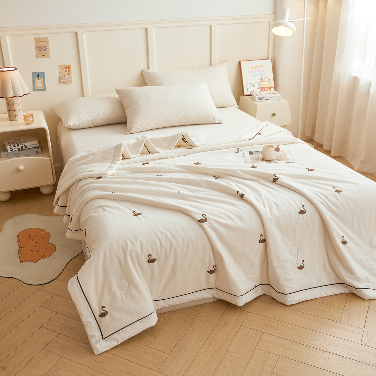 91家纺网 家纺一手货源 找家纺 仁凯家纺 2026新款A类100%棉花刺绣款手包边夏被夏凉被空调被 天鹅 奶白