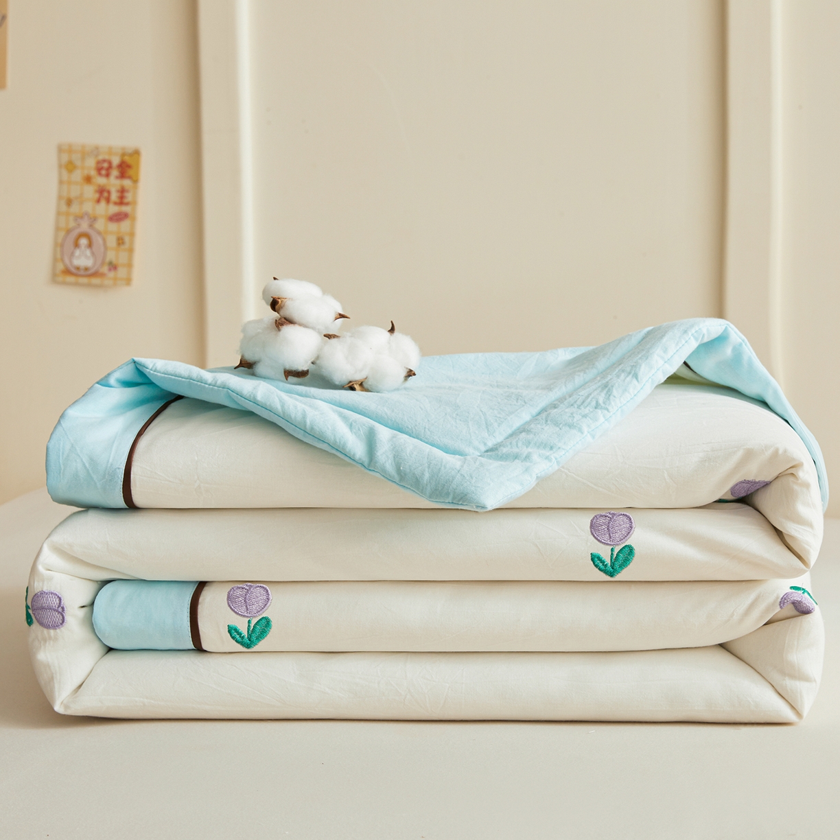 91家纺网 家纺一手货源 找家纺 仁凯家纺 2026新款A类100%棉花刺绣款手包边夏被夏凉被空调被 花朵 奶白拼冰蓝