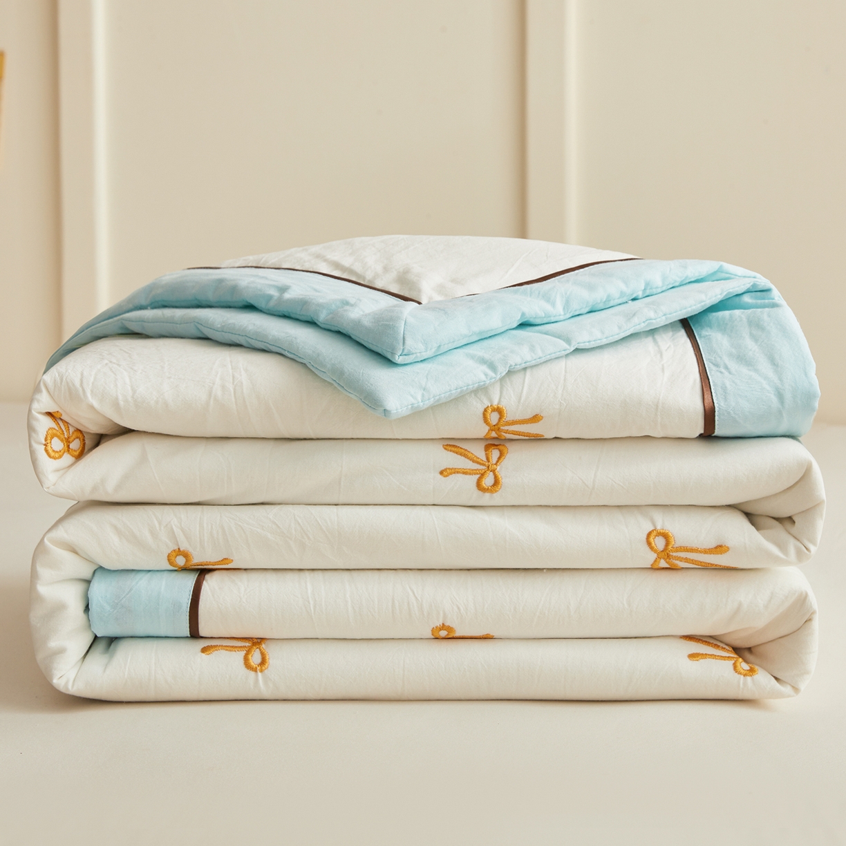 91家纺网 家纺一手货源 找家纺 仁凯家纺 2026新款A类100%棉花刺绣款手包边夏被夏凉被空调被 蝴蝶结 奶白拼冰蓝