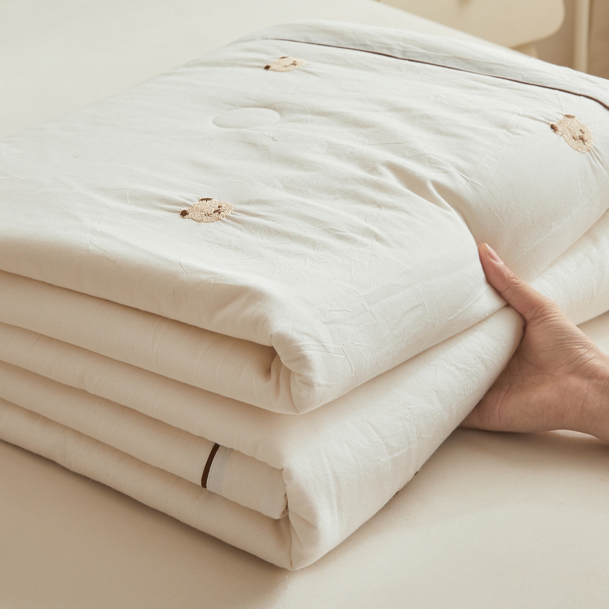 91家纺网 家纺一手货源 找家纺 仁凯家纺 2026新款A类100%棉花刺绣款手包边夏被夏凉被空调被 熊博士 奶白