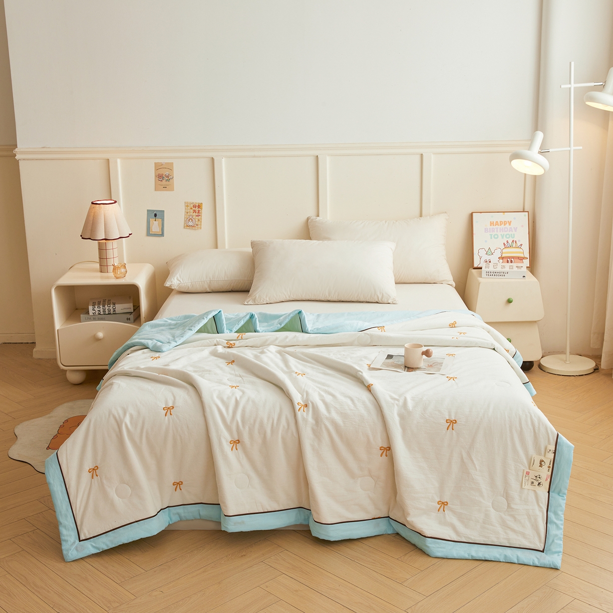 91家纺网 家纺一手货源 找家纺 仁凯家纺 2026新款A类100%棉花刺绣款手包边夏被夏凉被空调被 蝴蝶结 奶白拼冰蓝