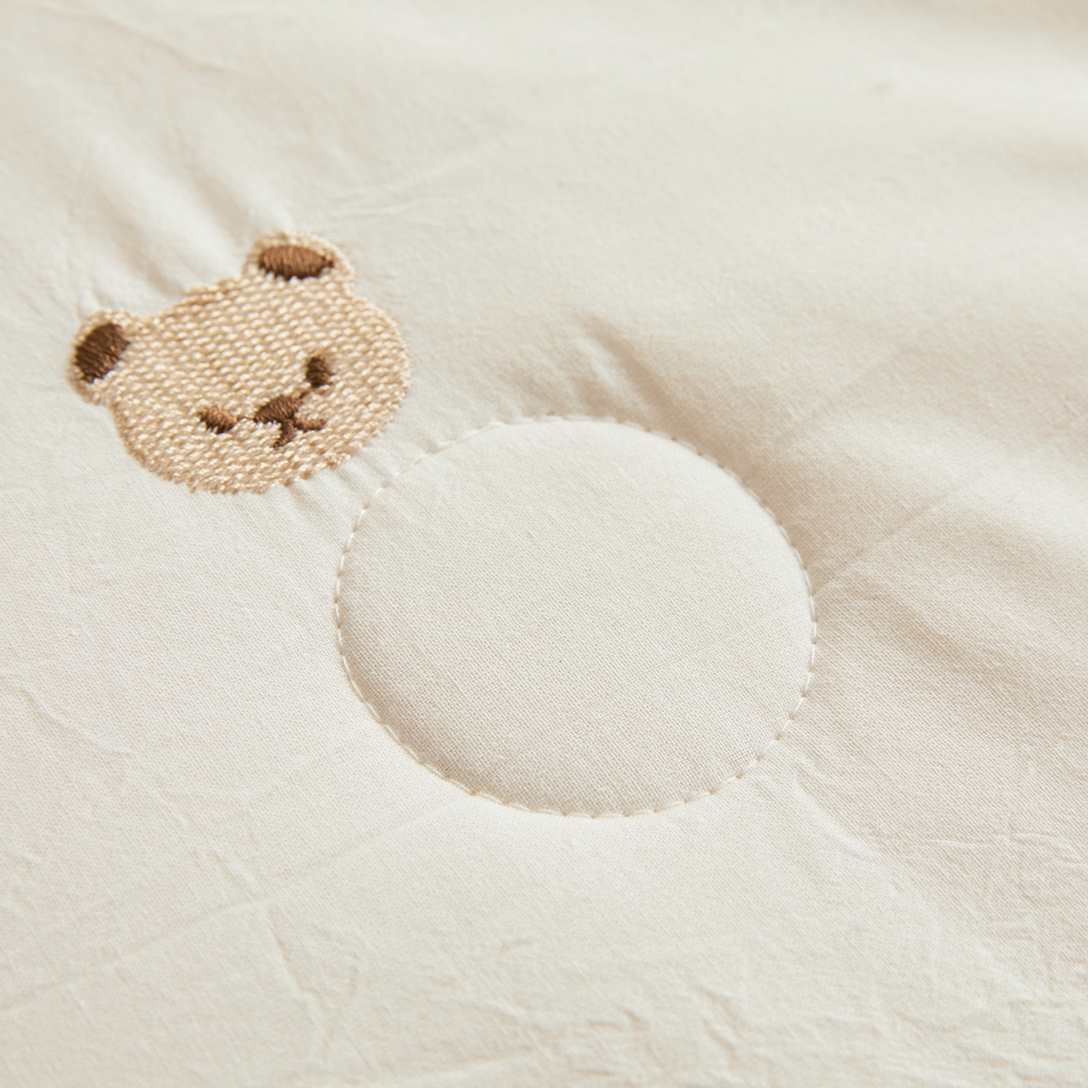 91家纺网 家纺一手货源 找家纺 仁凯家纺 2026新款A类100%棉花刺绣款手包边夏被夏凉被空调被 熊博士 奶白