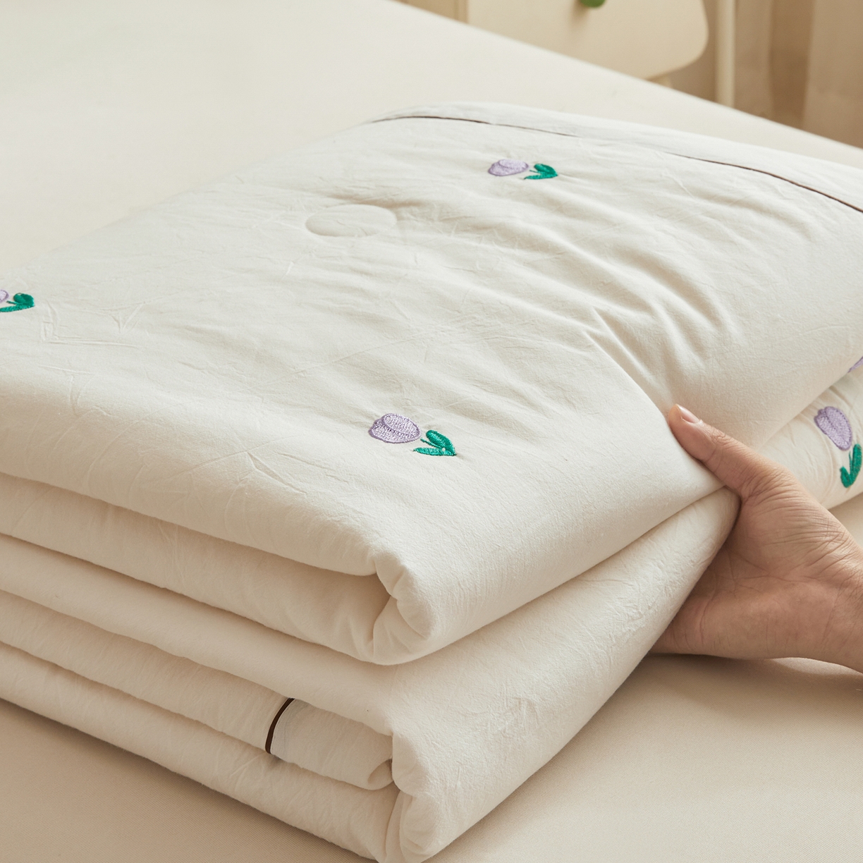 91家纺网 家纺一手货源 找家纺 仁凯家纺 2026新款A类100%棉花刺绣款手包边夏被夏凉被空调被 花朵 奶白