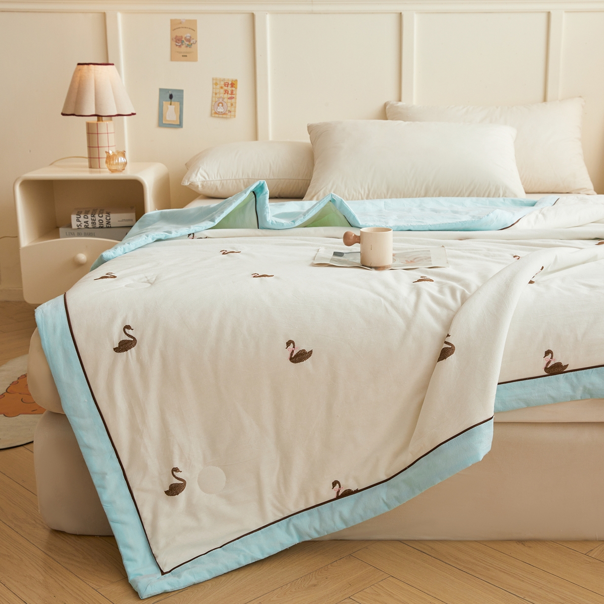 91家纺网 家纺一手货源 找家纺 仁凯家纺 2026新款A类100%棉花刺绣款手包边夏被夏凉被空调被 天鹅 奶白拼冰蓝