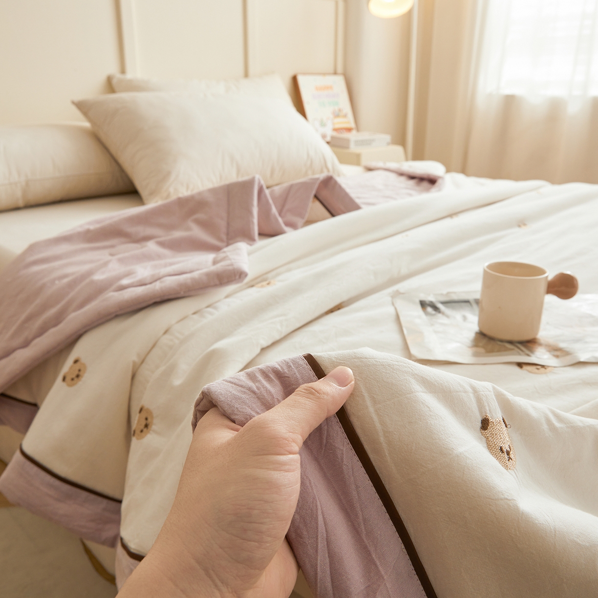 91家纺网 家纺一手货源 找家纺 仁凯家纺 2026新款A类100%棉花刺绣款手包边夏被夏凉被空调被 熊博士 奶白拼雾紫