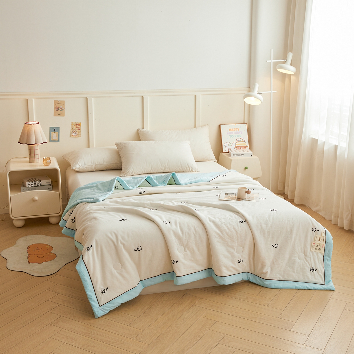 91家纺网 家纺一手货源 找家纺 仁凯家纺 2026新款A类100%棉花刺绣款手包边夏被夏凉被空调被 小熊猫 奶白拼冰蓝