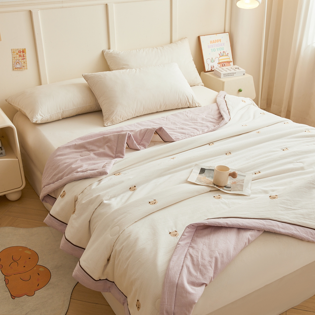 91家纺网 家纺一手货源 找家纺 仁凯家纺 2026新款A类100%棉花刺绣款手包边夏被夏凉被空调被 熊博士 奶白拼雾紫