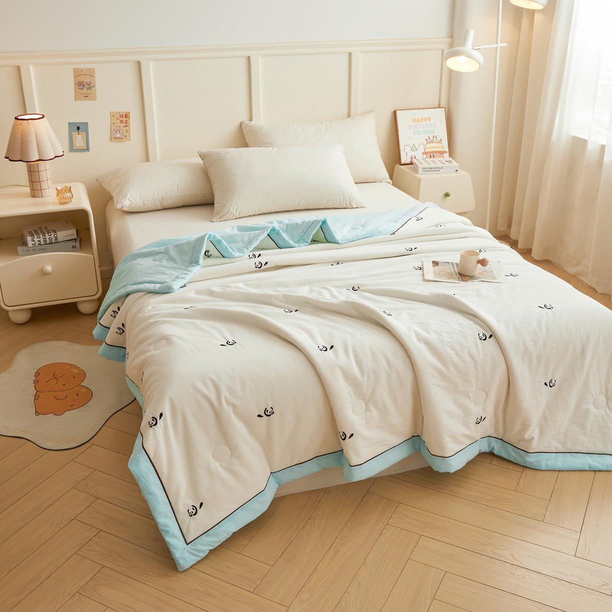 91家纺网 家纺一手货源 找家纺 仁凯家纺 2026新款A类100%棉花刺绣款手包边夏被夏凉被空调被 小熊猫 奶白拼冰蓝