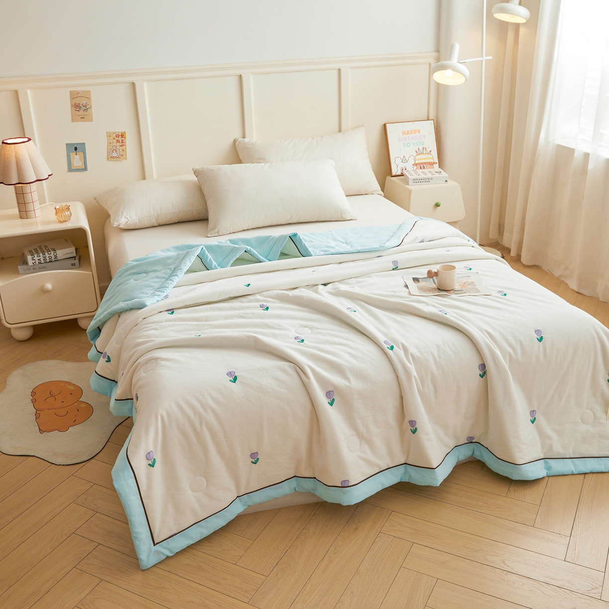 91家纺网 家纺一手货源 找家纺 仁凯家纺 2026新款A类100%棉花刺绣款手包边夏被夏凉被空调被 花朵 奶白拼冰蓝