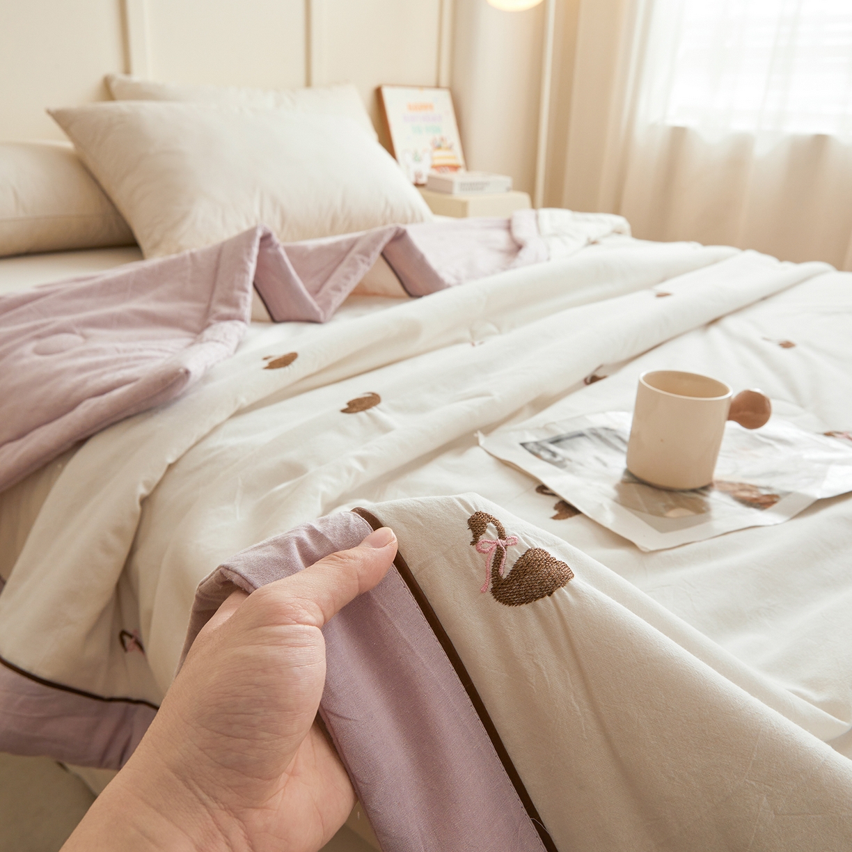 91家纺网 家纺一手货源 找家纺 仁凯家纺 2026新款A类100%棉花刺绣款手包边夏被夏凉被空调被 天鹅 奶白拼雾紫