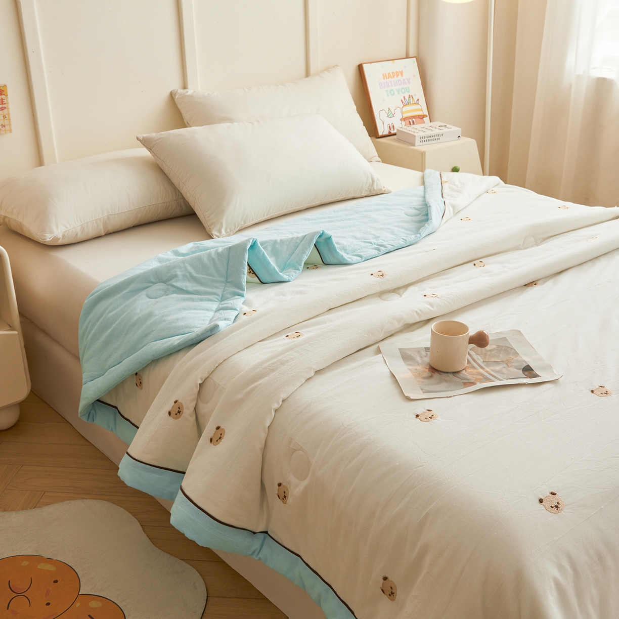 91家纺网 家纺一手货源 找家纺 仁凯家纺 2026新款A类100%棉花刺绣款手包边夏被夏凉被空调被 熊博士奶白拼冰蓝