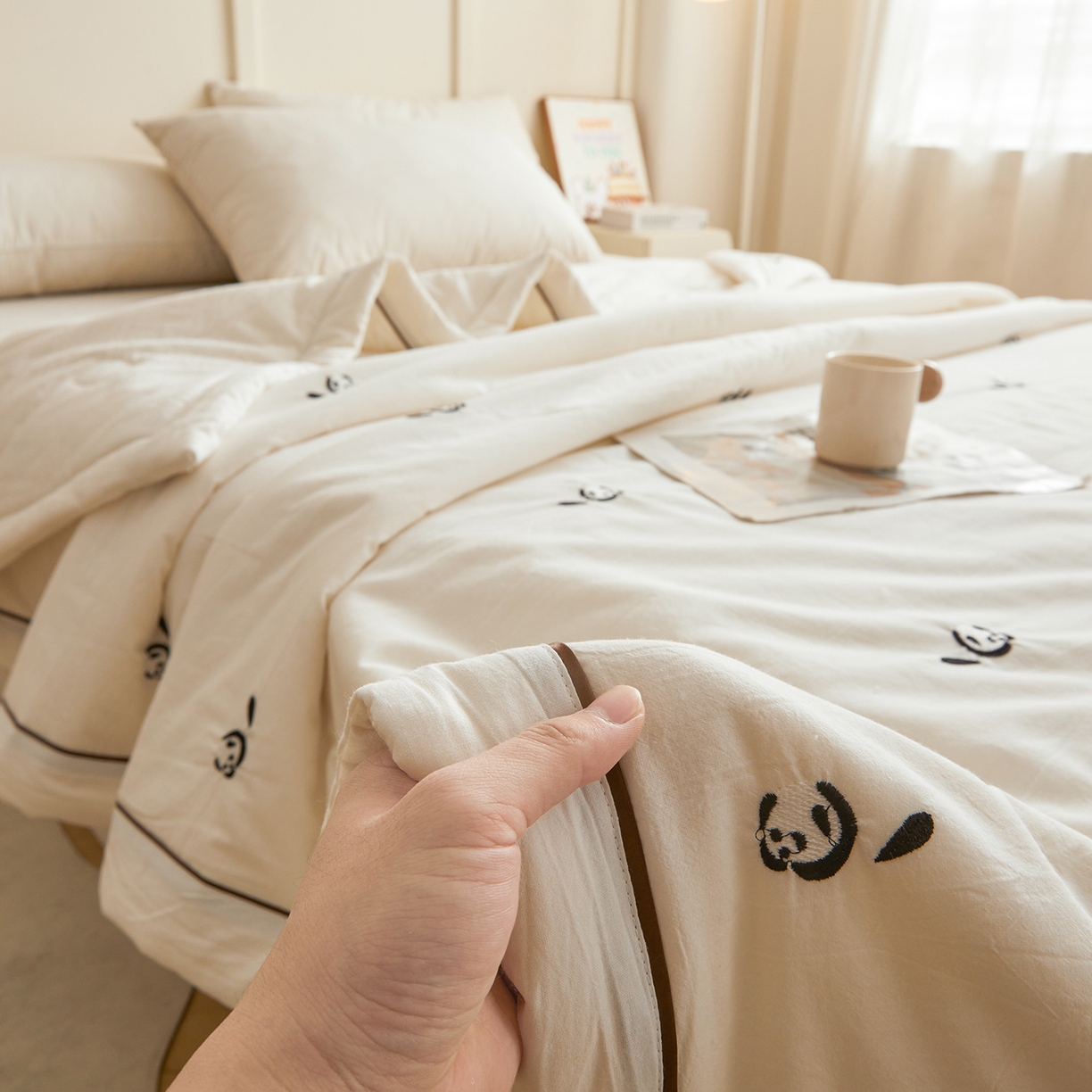 91家纺网 家纺一手货源 找家纺 仁凯家纺 2026新款A类100%棉花刺绣款手包边夏被夏凉被空调被 小熊猫 奶白