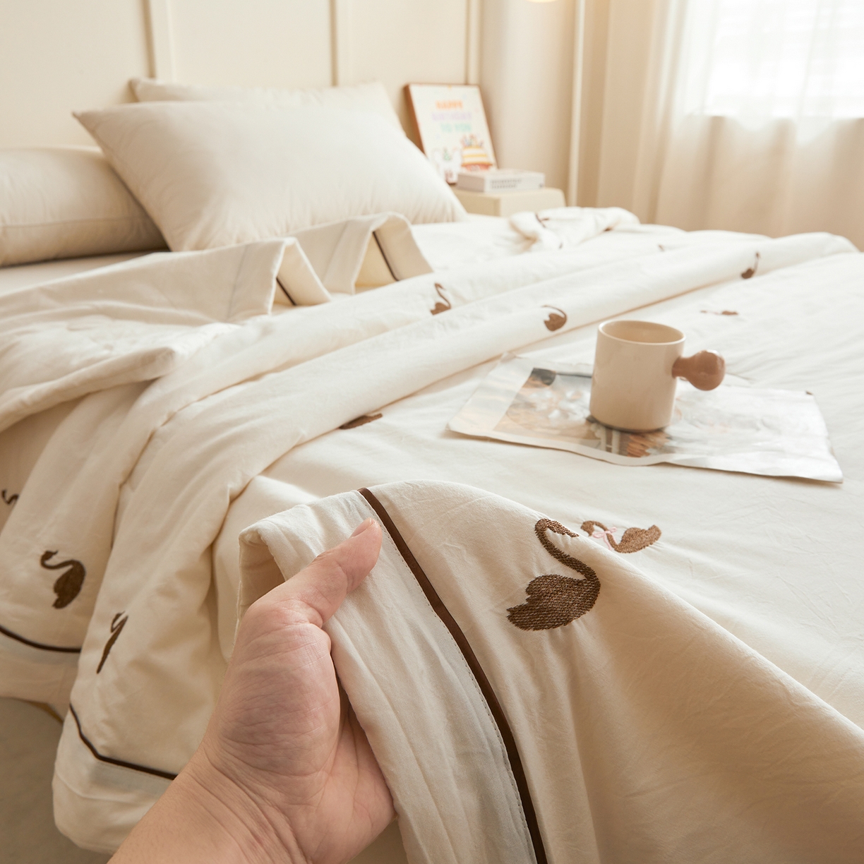 91家纺网 家纺一手货源 找家纺 仁凯家纺 2026新款A类100%棉花刺绣款手包边夏被夏凉被空调被 天鹅 奶白