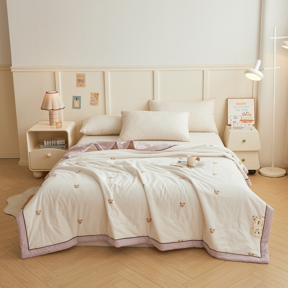 91家纺网 家纺一手货源 找家纺 仁凯家纺 2026新款A类100%棉花刺绣款手包边夏被夏凉被空调被 熊博士 奶白拼雾紫