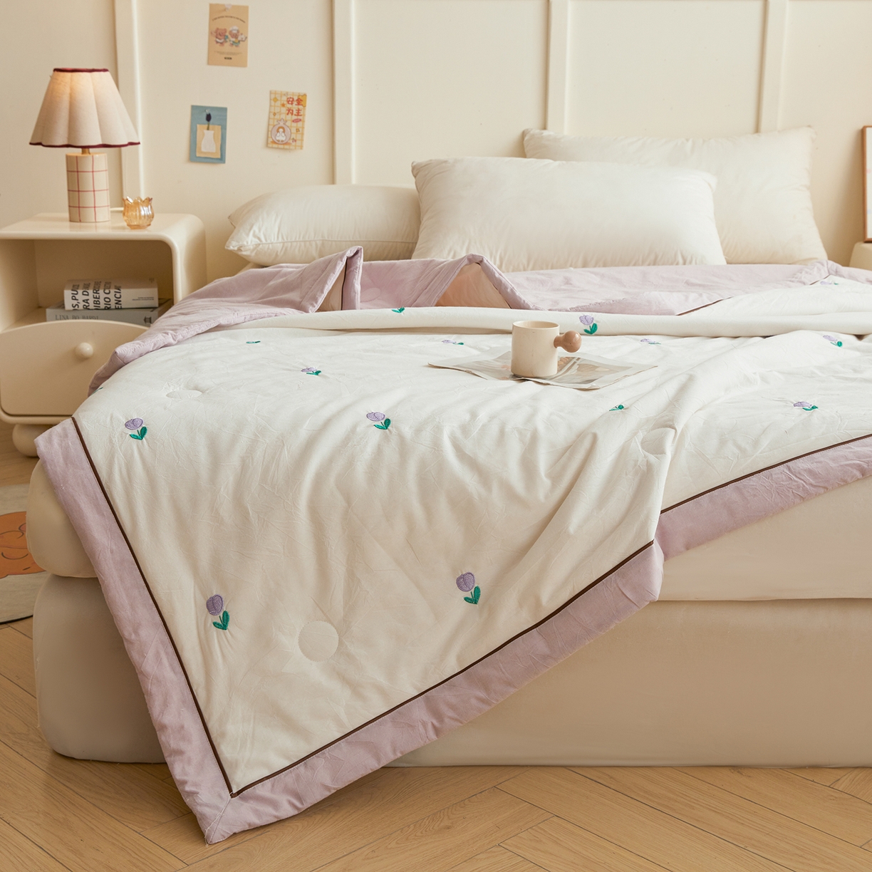 91家纺网 家纺一手货源 找家纺 仁凯家纺 2026新款A类100%棉花刺绣款手包边夏被夏凉被空调被 花朵 奶白拼雾紫