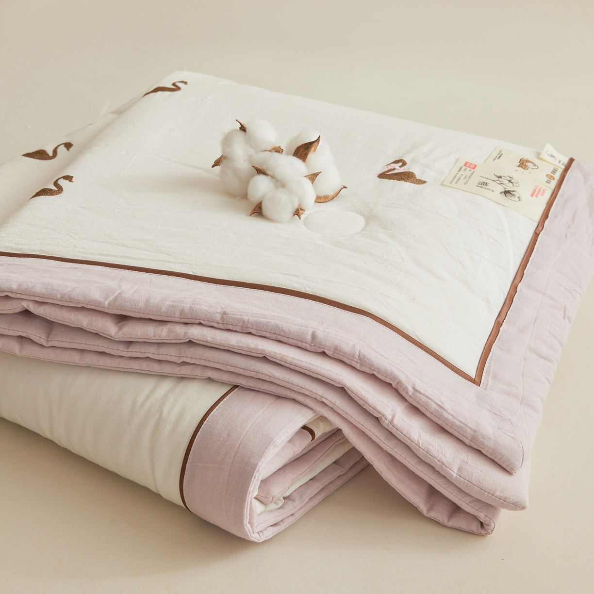 91家纺网 家纺一手货源 找家纺 仁凯家纺 2026新款A类100%棉花刺绣款手包边夏被夏凉被空调被 天鹅 奶白拼雾紫