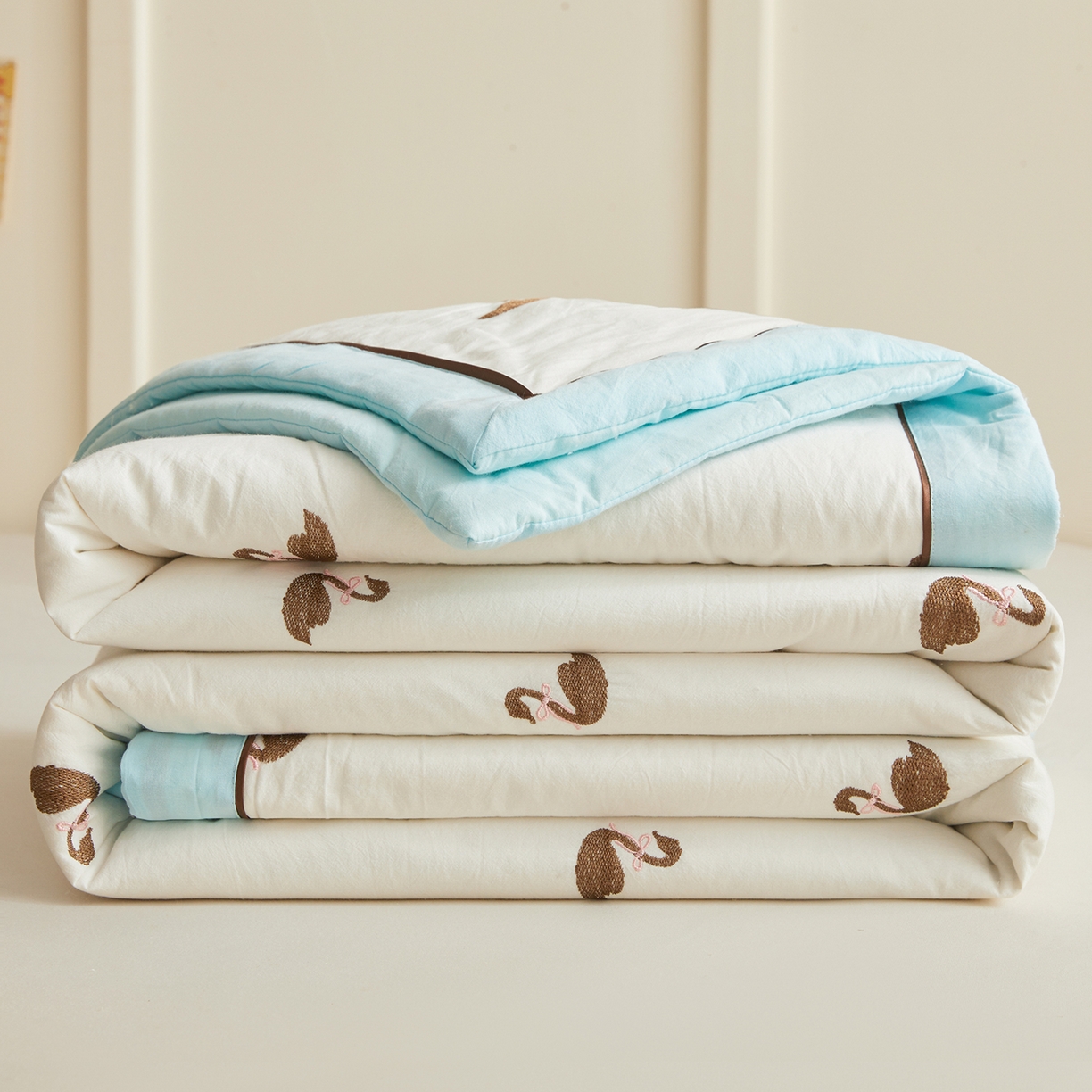 91家纺网 家纺一手货源 找家纺 仁凯家纺 2026新款A类100%棉花刺绣款手包边夏被夏凉被空调被 天鹅 奶白拼冰蓝