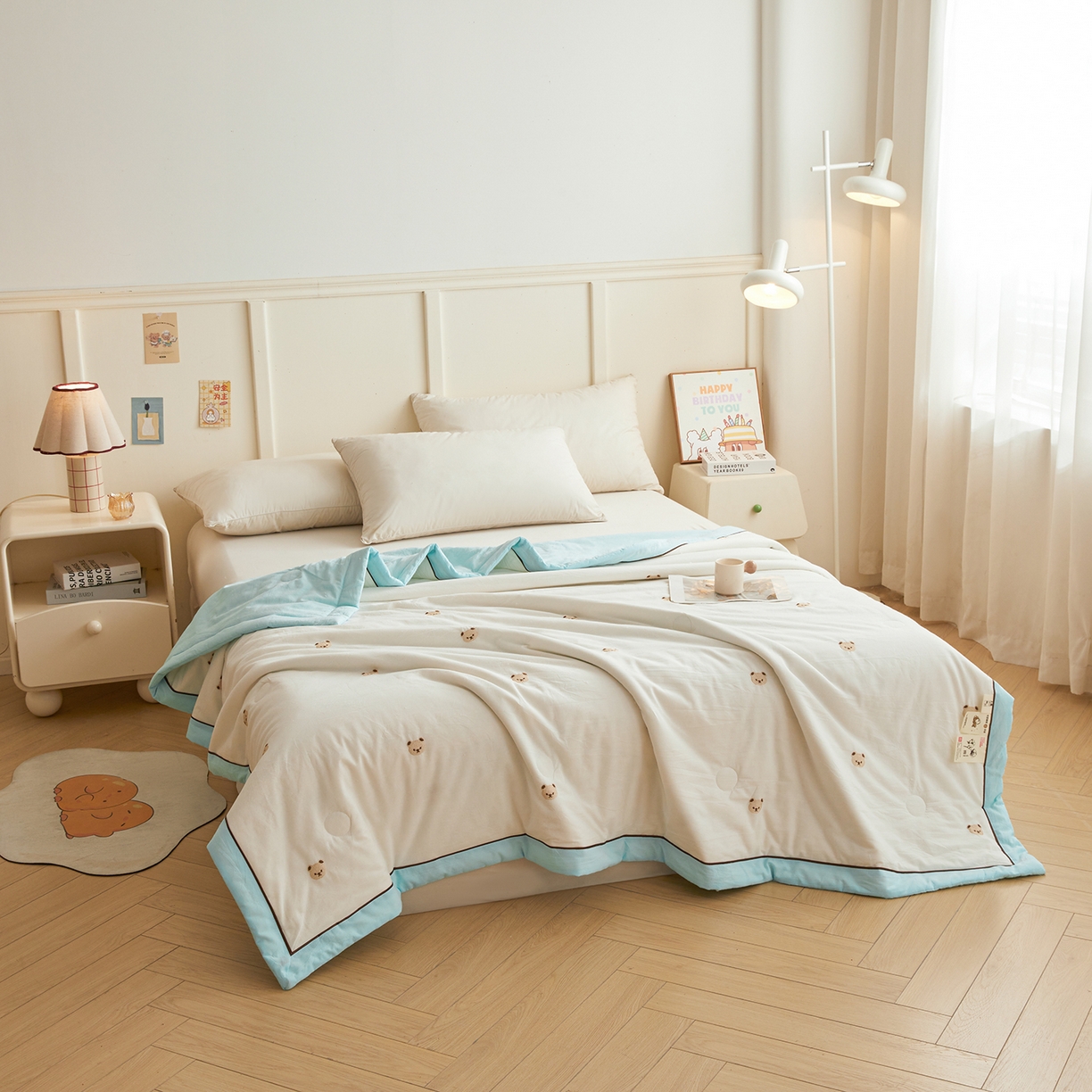 91家纺网 家纺一手货源 找家纺 仁凯家纺 2026新款A类100%棉花刺绣款手包边夏被夏凉被空调被 熊博士奶白拼冰蓝