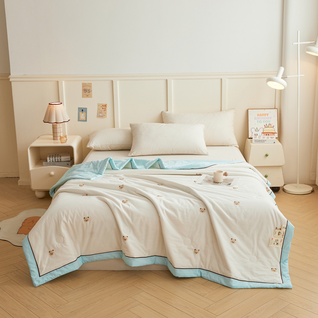 91家纺网 家纺一手货源 找家纺 仁凯家纺 2026新款A类100%棉花刺绣款手包边夏被夏凉被空调被 熊博士奶白拼冰蓝