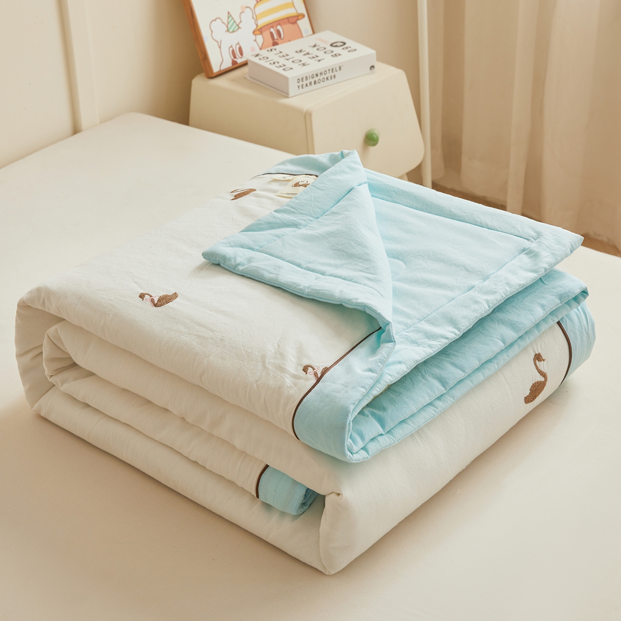 91家纺网 家纺一手货源 找家纺 仁凯家纺 2026新款A类100%棉花刺绣款手包边夏被夏凉被空调被 天鹅 奶白拼冰蓝