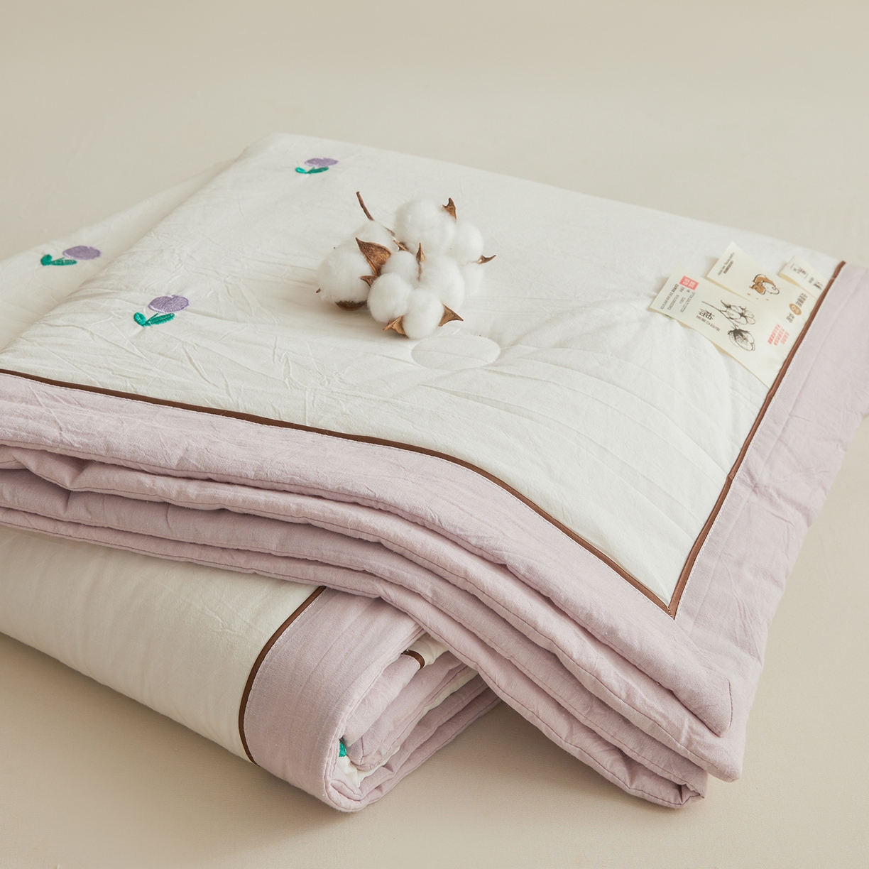 91家纺网 家纺一手货源 找家纺 仁凯家纺 2026新款A类100%棉花刺绣款手包边夏被夏凉被空调被 花朵 奶白拼雾紫