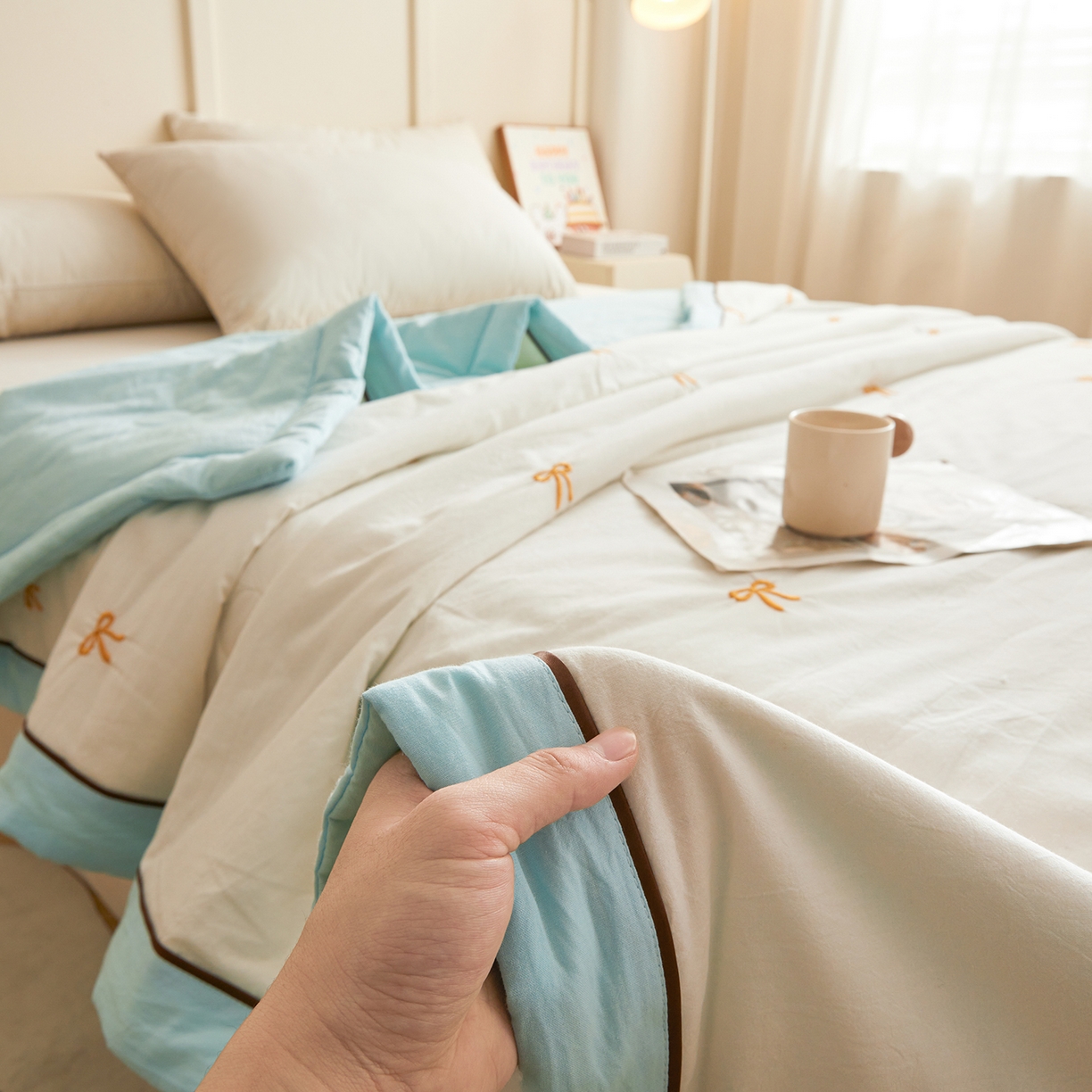 91家纺网 家纺一手货源 找家纺 仁凯家纺 2026新款A类100%棉花刺绣款手包边夏被夏凉被空调被 蝴蝶结 奶白拼冰蓝