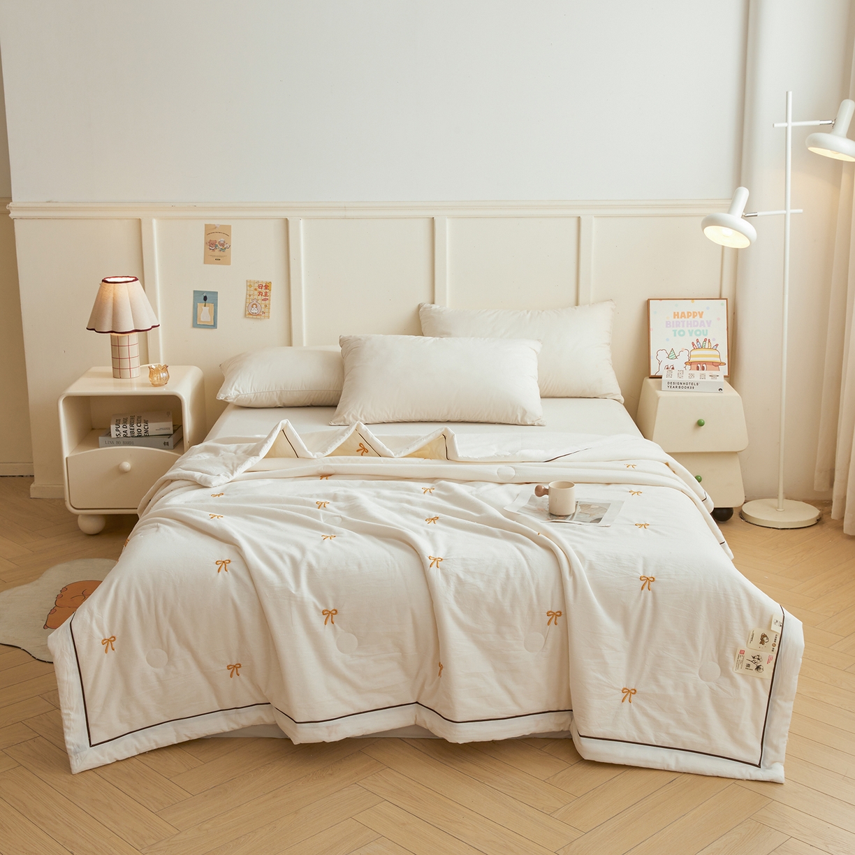 91家纺网 家纺一手货源 找家纺 仁凯家纺 2026新款A类100%棉花刺绣款手包边夏被夏凉被空调被 蝴蝶结 奶白