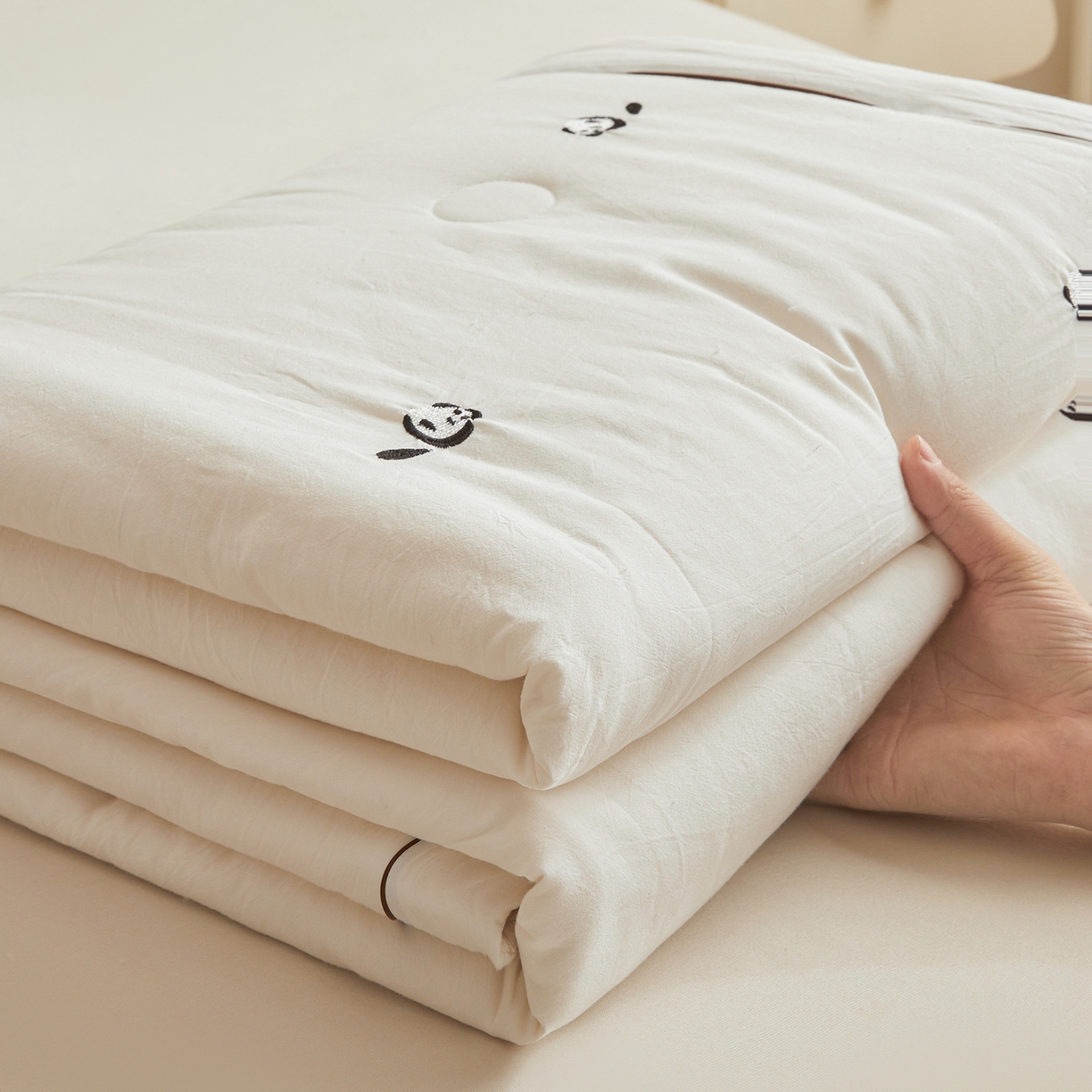 91家纺网 家纺一手货源 找家纺 仁凯家纺 2026新款A类100%棉花刺绣款手包边夏被夏凉被空调被 小熊猫 奶白