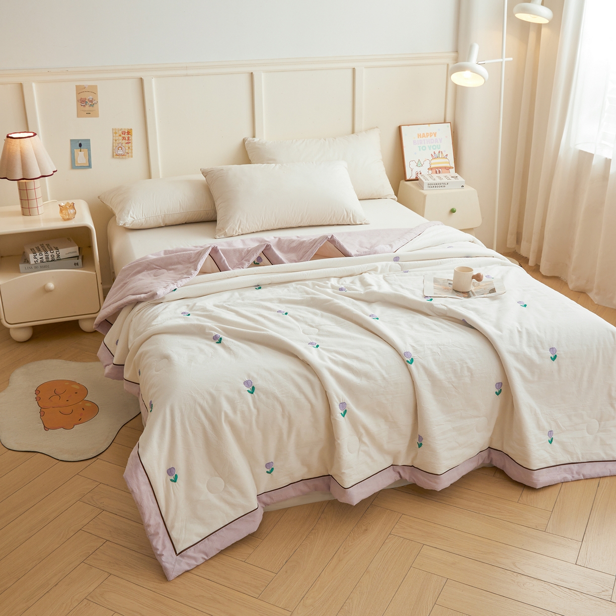 91家纺网 家纺一手货源 找家纺 仁凯家纺 2026新款A类100%棉花刺绣款手包边夏被夏凉被空调被 花朵 奶白拼雾紫