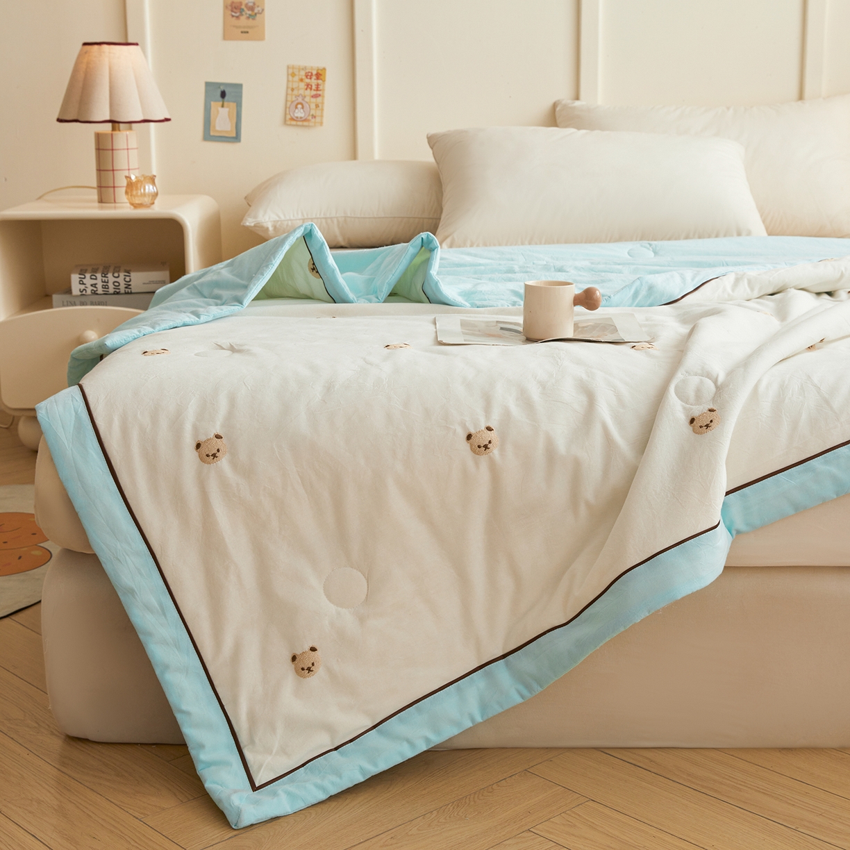 91家纺网 家纺一手货源 找家纺 仁凯家纺 2026新款A类100%棉花刺绣款手包边夏被夏凉被空调被 熊博士奶白拼冰蓝