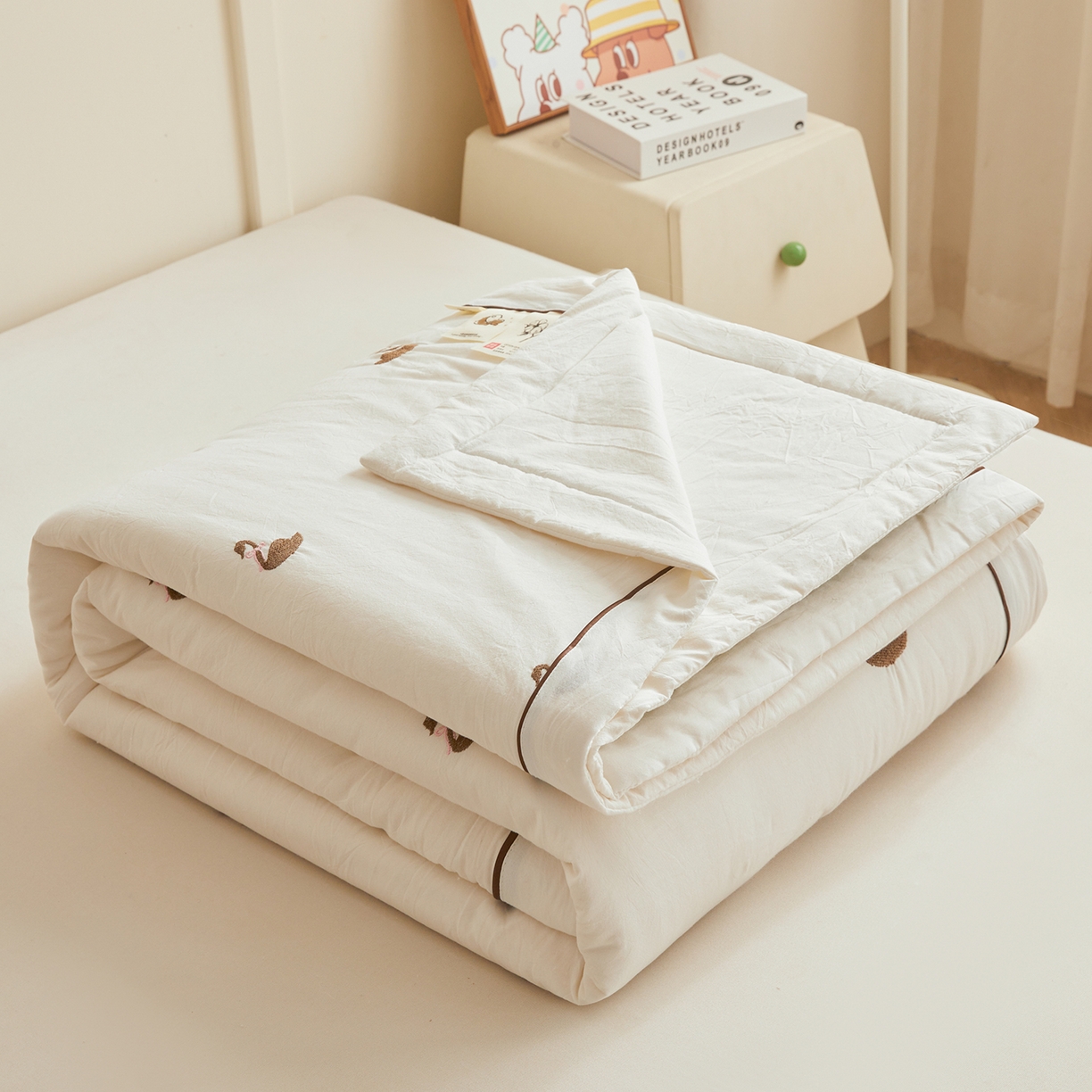 91家纺网 家纺一手货源 找家纺 仁凯家纺 2026新款A类100%棉花刺绣款手包边夏被夏凉被空调被 天鹅 奶白