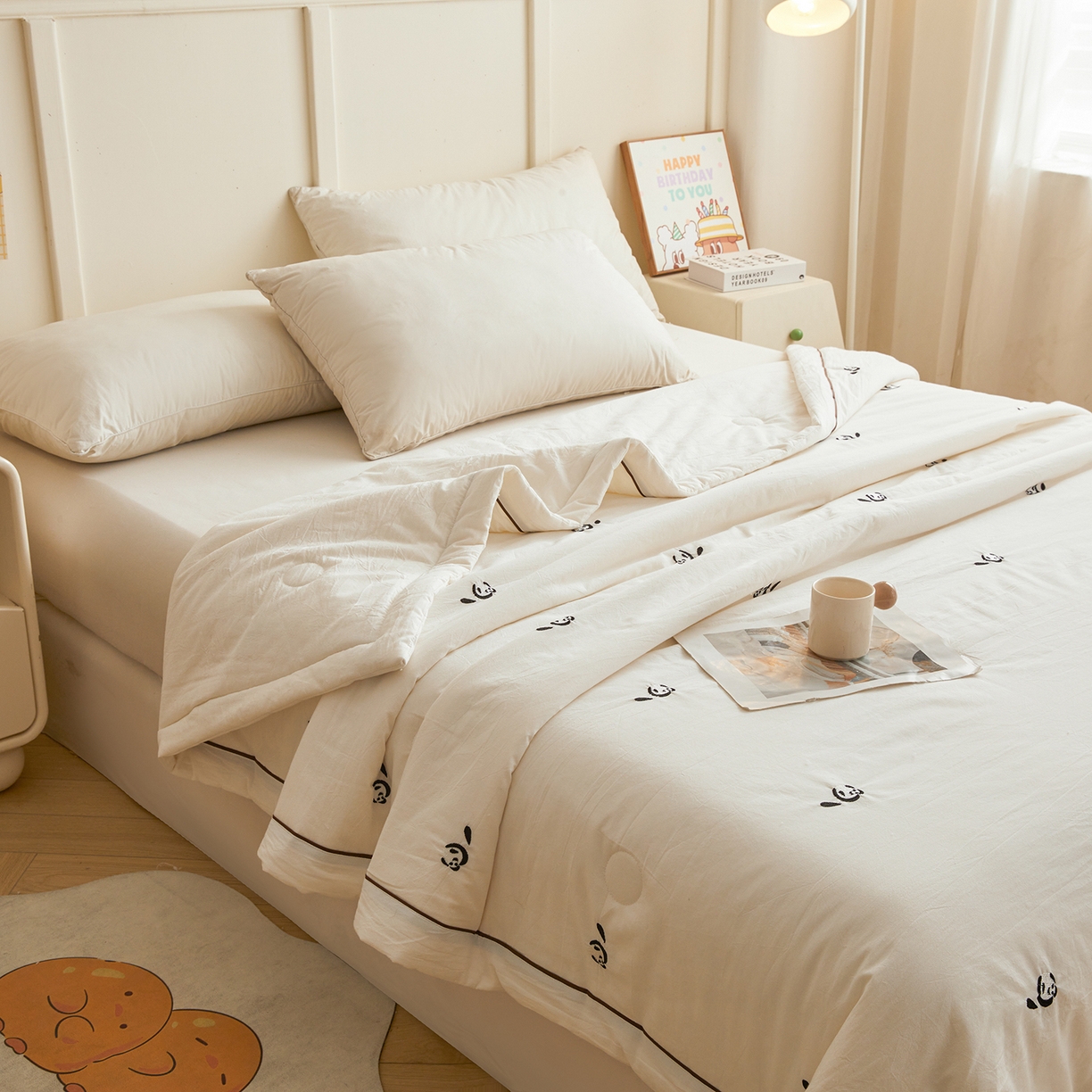 91家纺网 家纺一手货源 找家纺 仁凯家纺 2026新款A类100%棉花刺绣款手包边夏被夏凉被空调被 小熊猫 奶白