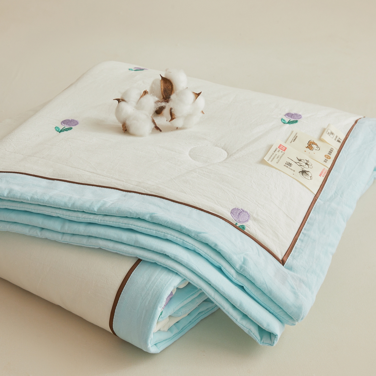 91家纺网 家纺一手货源 找家纺 仁凯家纺 2026新款A类100%棉花刺绣款手包边夏被夏凉被空调被 花朵 奶白拼冰蓝