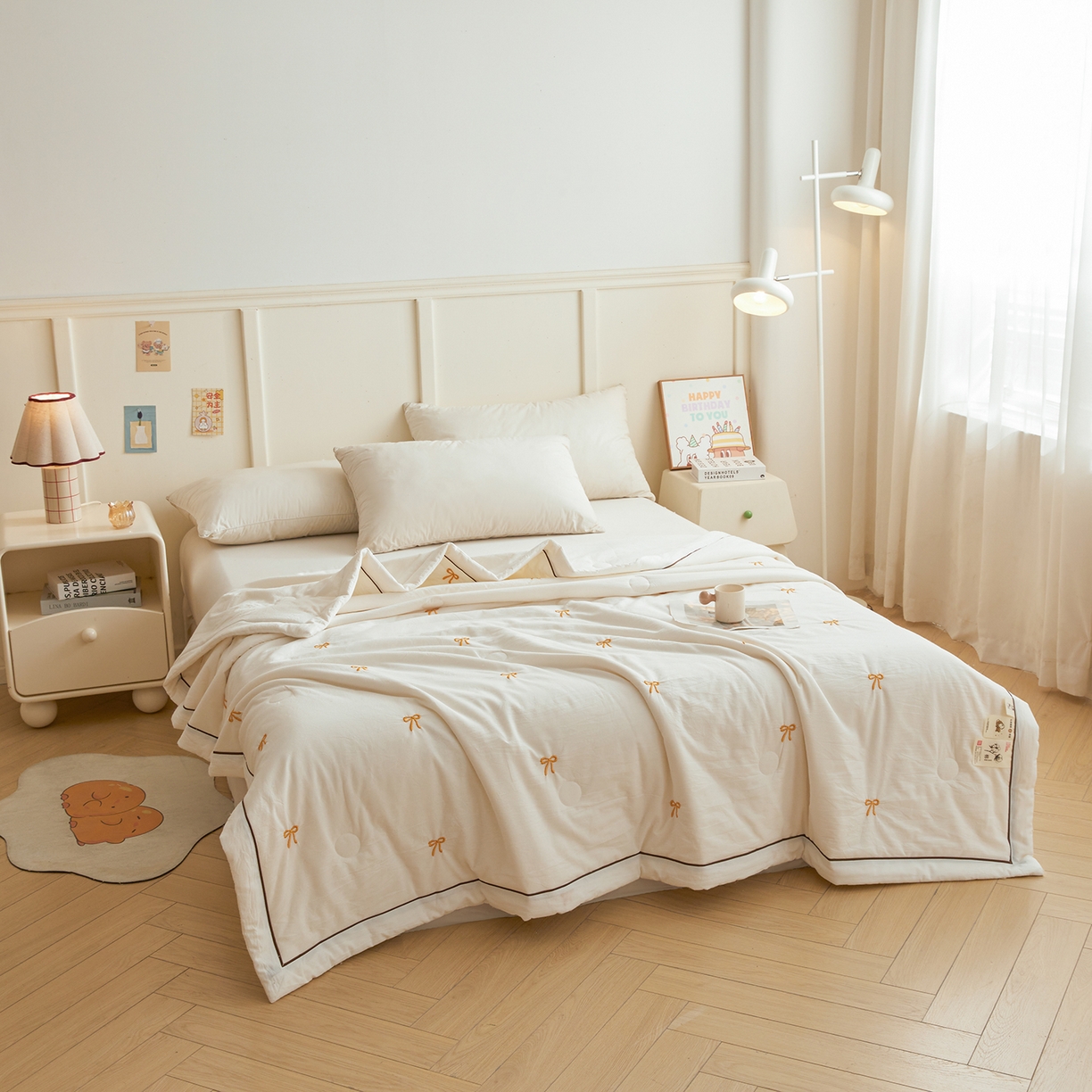 91家纺网 家纺一手货源 找家纺 仁凯家纺 2026新款A类100%棉花刺绣款手包边夏被夏凉被空调被 蝴蝶结 奶白