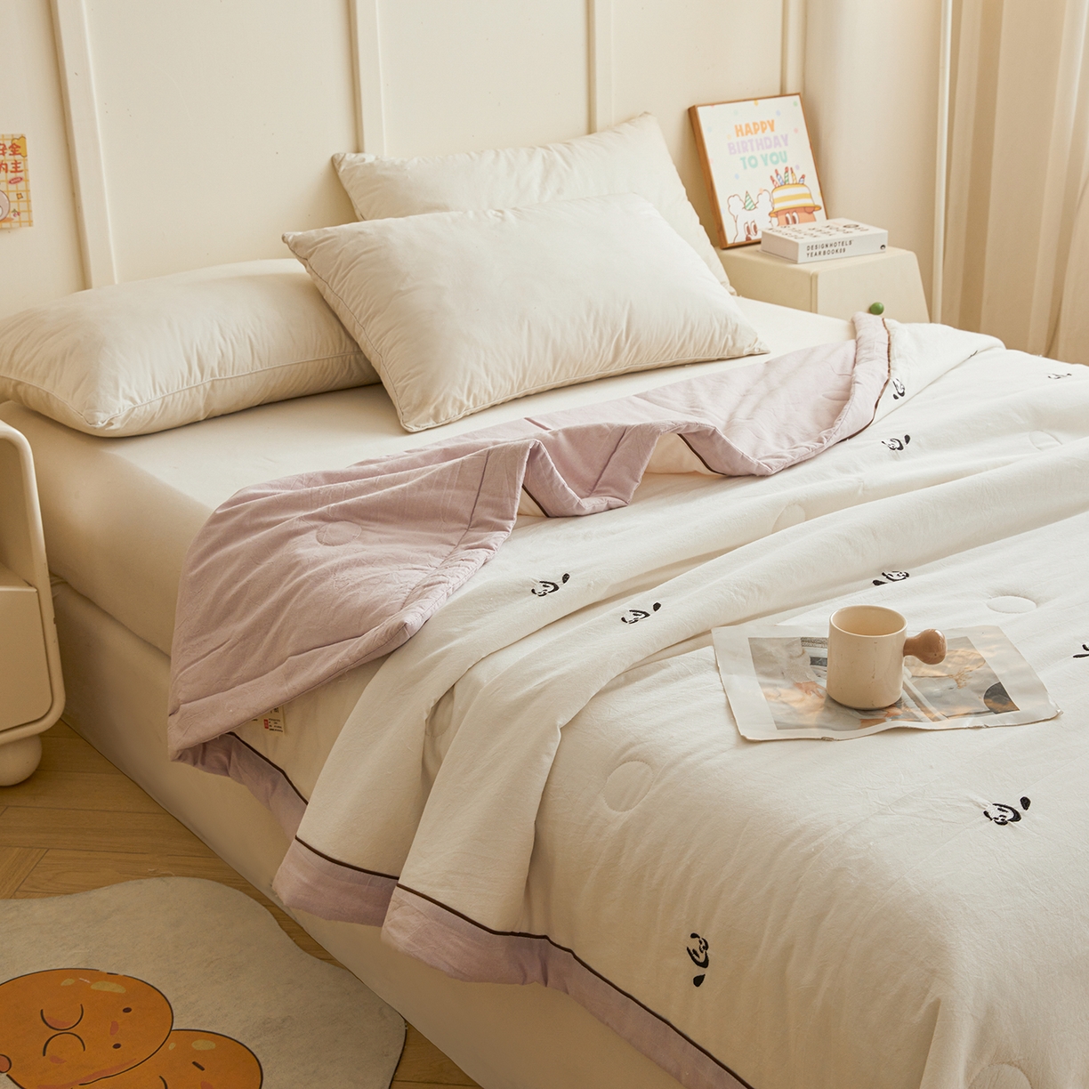 91家纺网 家纺一手货源 找家纺 仁凯家纺 2026新款A类100%棉花刺绣款手包边夏被夏凉被空调被 小熊猫 奶白拼雾紫