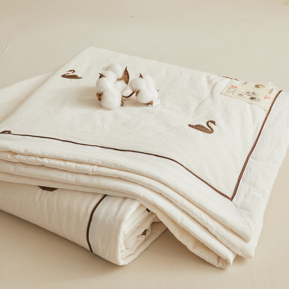 91家纺网 家纺一手货源 找家纺 仁凯家纺 2026新款A类100%棉花刺绣款手包边夏被夏凉被空调被 天鹅 奶白