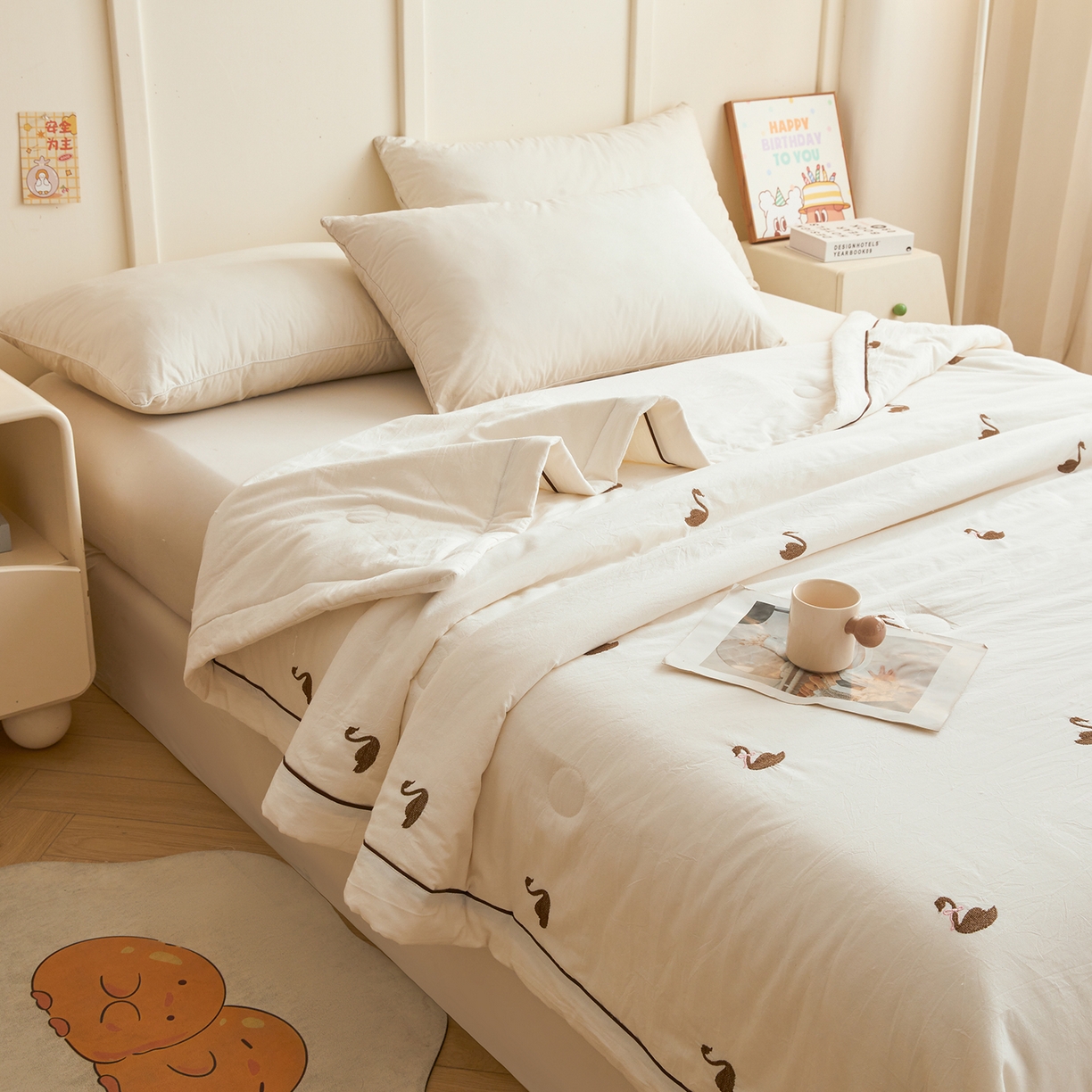 91家纺网 家纺一手货源 找家纺 仁凯家纺 2026新款A类100%棉花刺绣款手包边夏被夏凉被空调被 天鹅 奶白