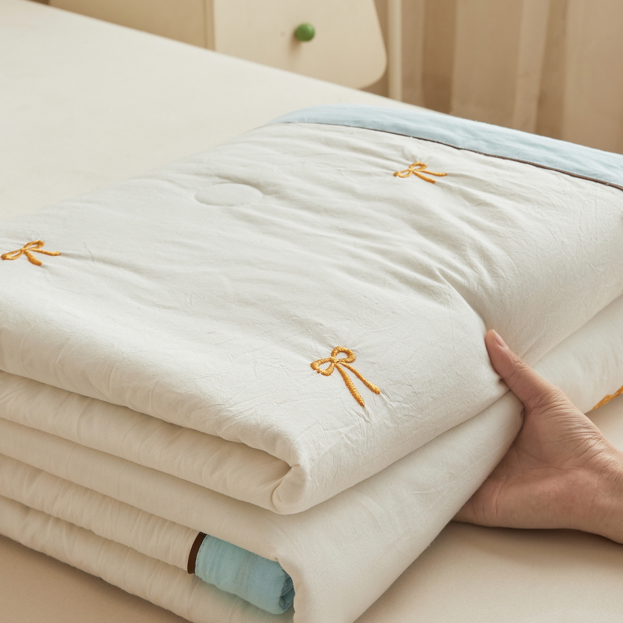 91家纺网 家纺一手货源 找家纺 仁凯家纺 2026新款A类100%棉花刺绣款手包边夏被夏凉被空调被 蝴蝶结 奶白拼冰蓝