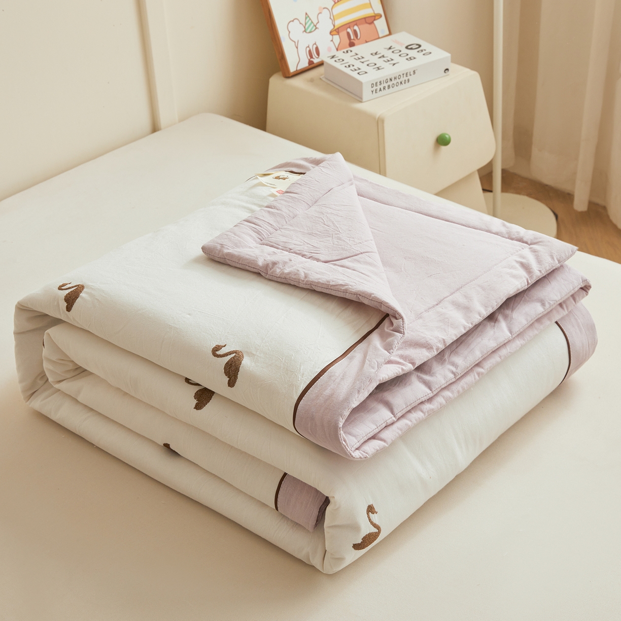 91家纺网 家纺一手货源 找家纺 仁凯家纺 2026新款A类100%棉花刺绣款手包边夏被夏凉被空调被 天鹅 奶白拼雾紫