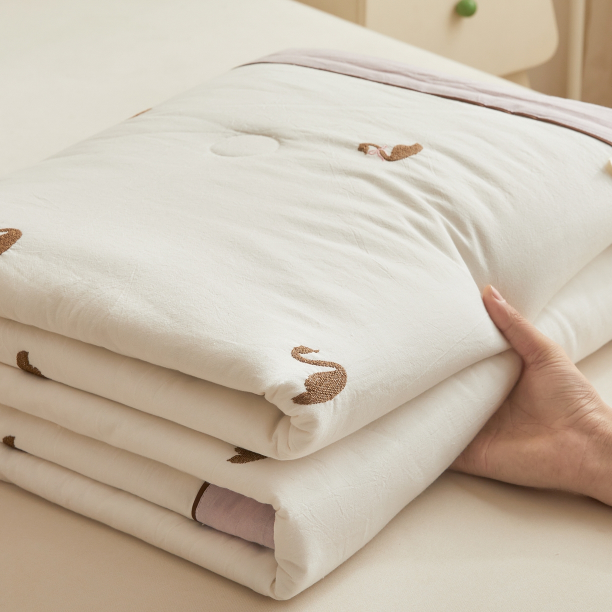 91家纺网 家纺一手货源 找家纺 仁凯家纺 2026新款A类100%棉花刺绣款手包边夏被夏凉被空调被 天鹅 奶白拼雾紫