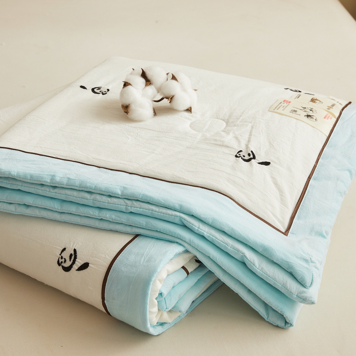 91家纺网 家纺一手货源 找家纺 仁凯家纺 2026新款A类100%棉花刺绣款手包边夏被夏凉被空调被 小熊猫 奶白拼冰蓝